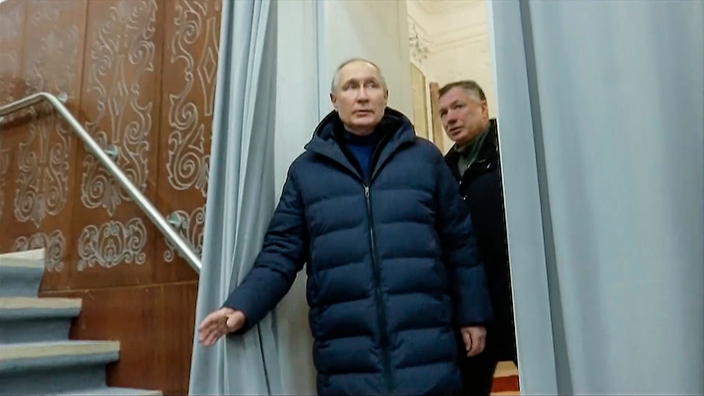 Wladimir Putin bei einem Besuch im von Russland besetzen Mariupol.