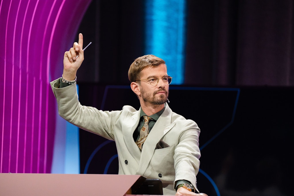 Joko Winterscheidt wieder „Wer stiehlt mir die Show?“ moderieren – zumindest am Anfang der neuen Staffel. Drei Stars und ein Zuschauer können ihm die Sendung klauen.