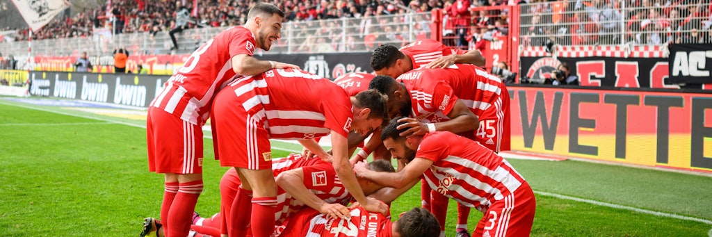 Jubeltraube in Rot und Weiß: Der 1. FC Union feiert einen Treffer gegen Eintracht Frankfurt, durch den das drohende Gespenst einer schleichenden Abwärtsbewegung gebannt worden ist.