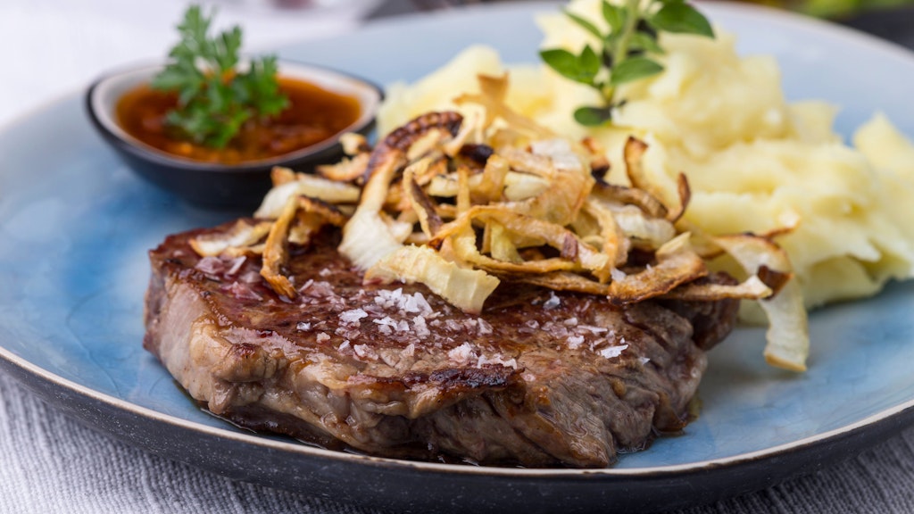 Kartoffelbrei ist eine perfekte Beilage, die zu allerlei Gerichten passt. Und: Das Rezept ist nicht schwer.