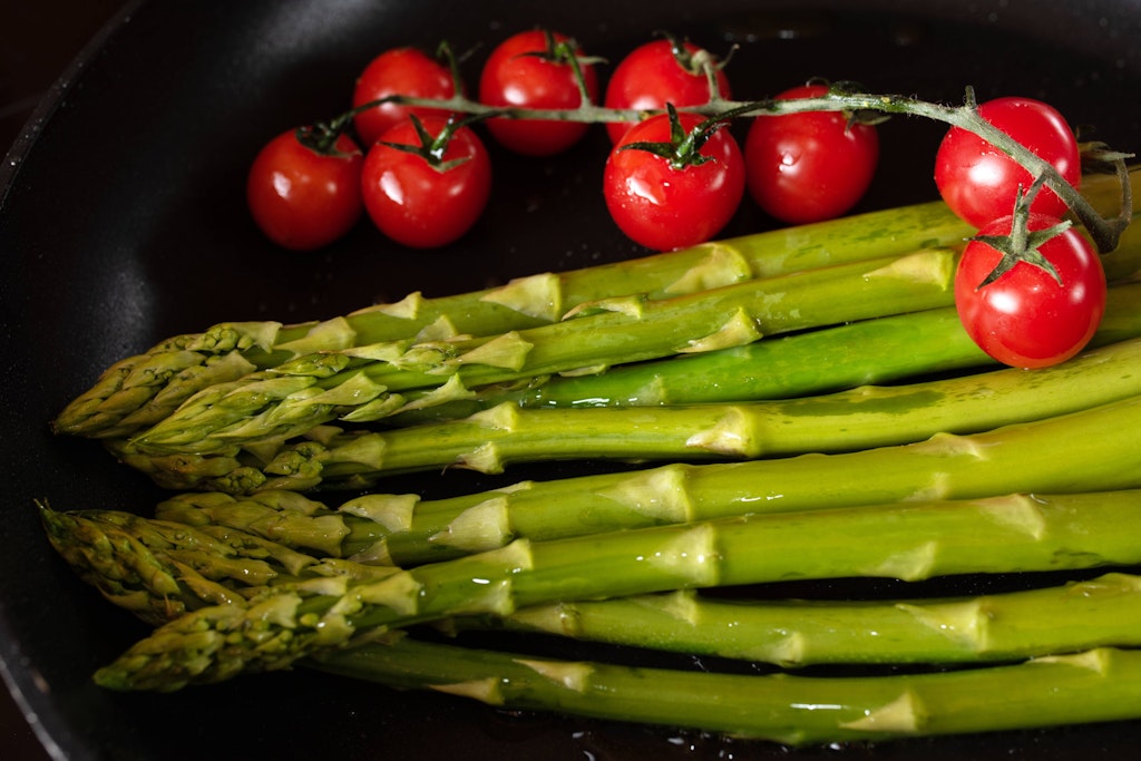 Grüner Spargel und Tomate passen sehr gut zusammen.