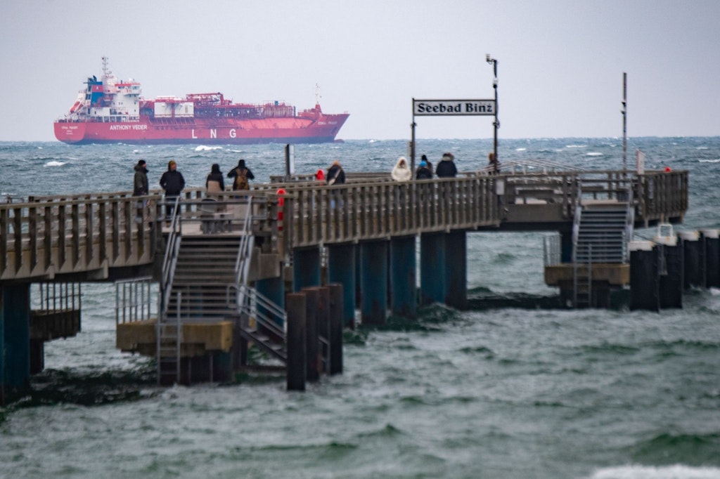 Ein LNG-Shuttle-Tanker vor der Küste Rügens – Inselbewohner wehren sich gegen den geplanten Bau von Terminals für Flüssigerdgas.
