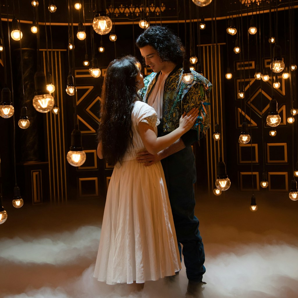 Das Musical „Romeo & Julia “: In einer zauberhaften Bühnenkulisse erblüht die Liebe zwischen Romeo und Julia.