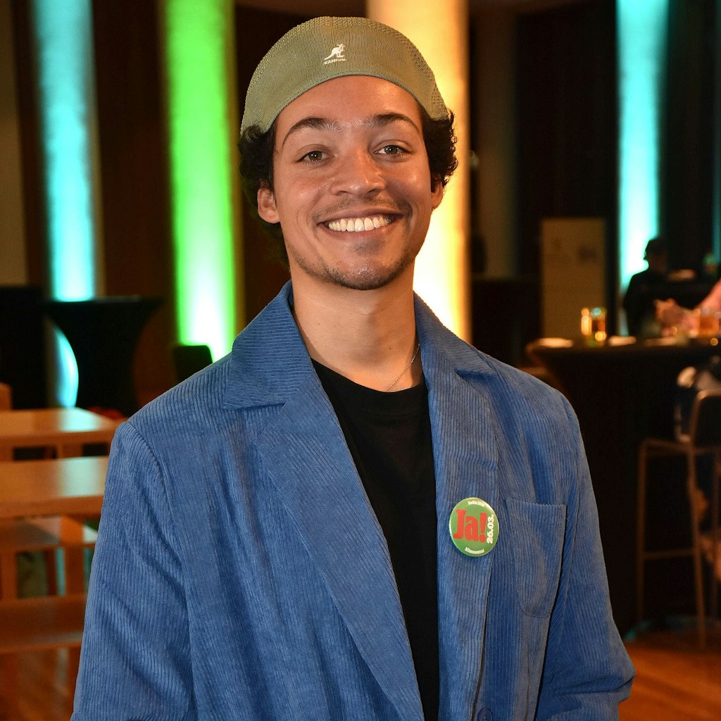 Aurel Mertz warb bei der Vorstellung der Serie mit einem Button für den Berliner Klima-Volksentscheid.