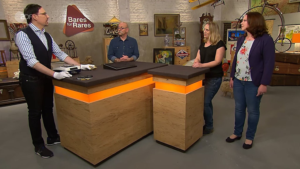 Die Kandidatinnen mit „Bares für Rares“-Experte Colmar Schulte-Goltz und Moderator Horst Lichter bei der Expertise.