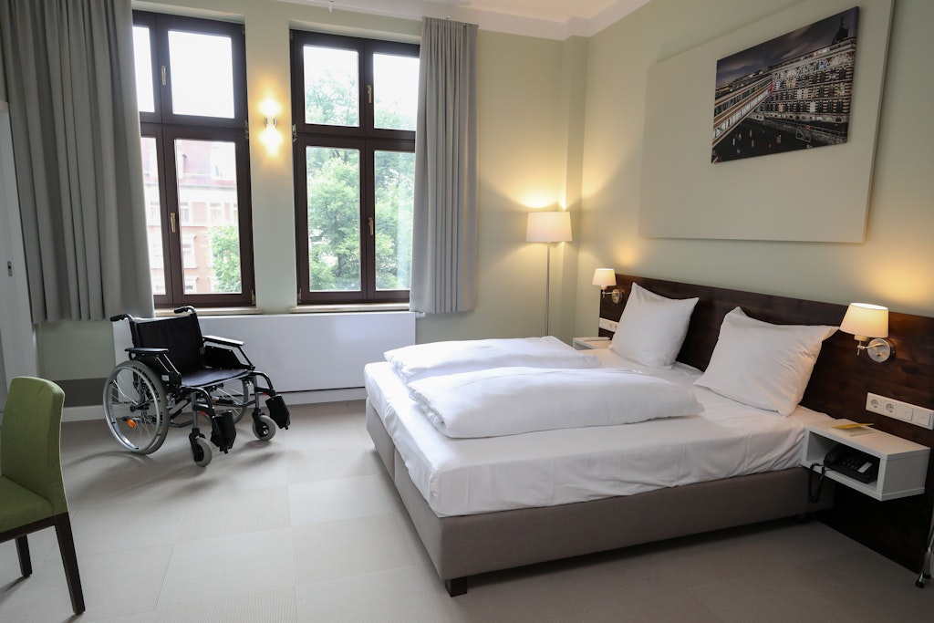 Ausreichend Platz? Ob ein Zimmer rollstuhlgerecht ist, hängt unter anderem von den sogenannten Bewegungsflächen im Raum ab. 