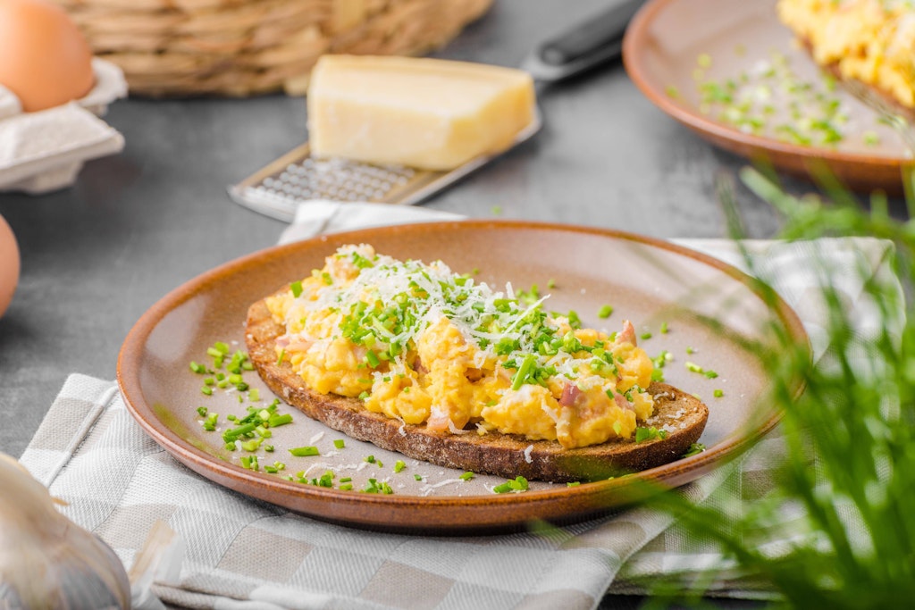 Affenfett erinnert an Rührei, ist aber wesentlich cremiger. Das Rezept ist ein echter Klassiker der DDR-Küche.