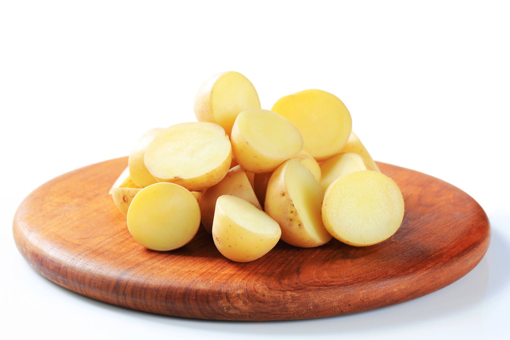 Für Parmesan-Kartoffeln sollte man Drillinge nehmen, die keine schlechten Stellen haben.