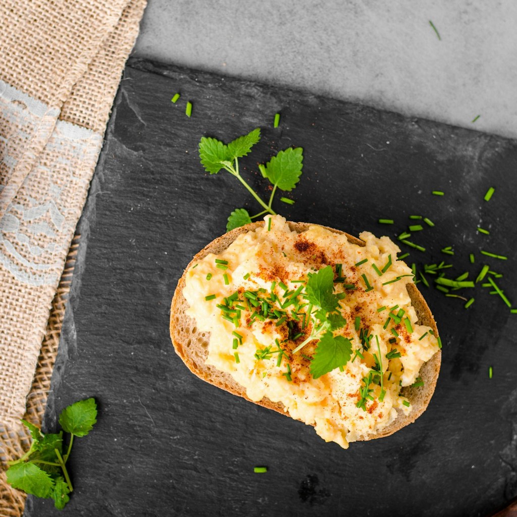 Affenfett ist ein Brotaufstrich, der lauwarm und mit Kräutern verfeinert am besten schmeckt.