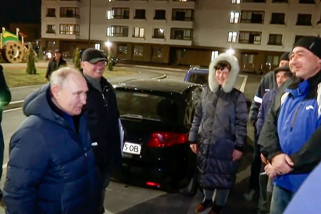 Wladimir Putin spricht mit Menschen in Mariupol. Bei dem Treffen soll es einen kritischen Zwischenruf gegeben haben.