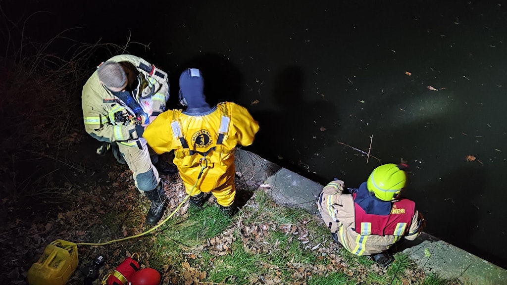 Ein Feuerwehrmann macht sich bereit zu einer Rettung, die er so schnell nicht vergessen wird: Er zieht eine Gitarre aus dem Landwehrkanal.