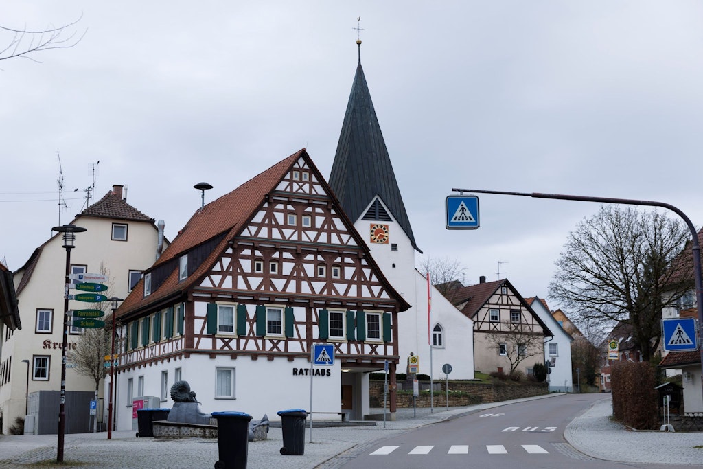 Das Rathaus von Hattenhofen in Baden-Württemberg. In der Nacht zu Sonntag ist in dem Ort ein Kommunalpolitiker angeschossen worden.