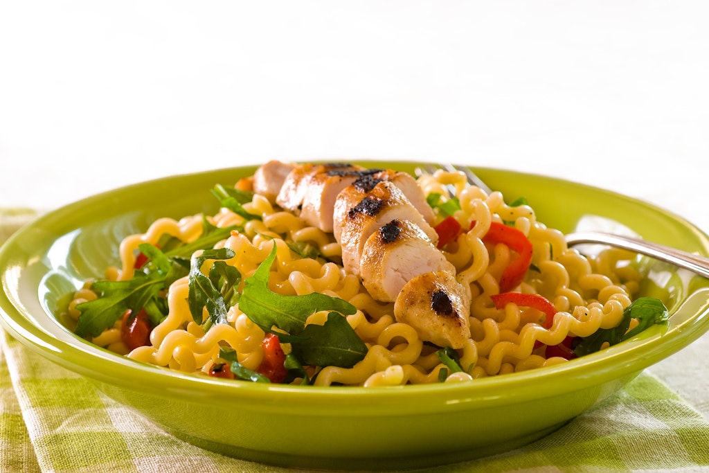 Der Nudelsalat mit Hähnchen ist schnell gemacht und schmeckt der ganzen Familie.