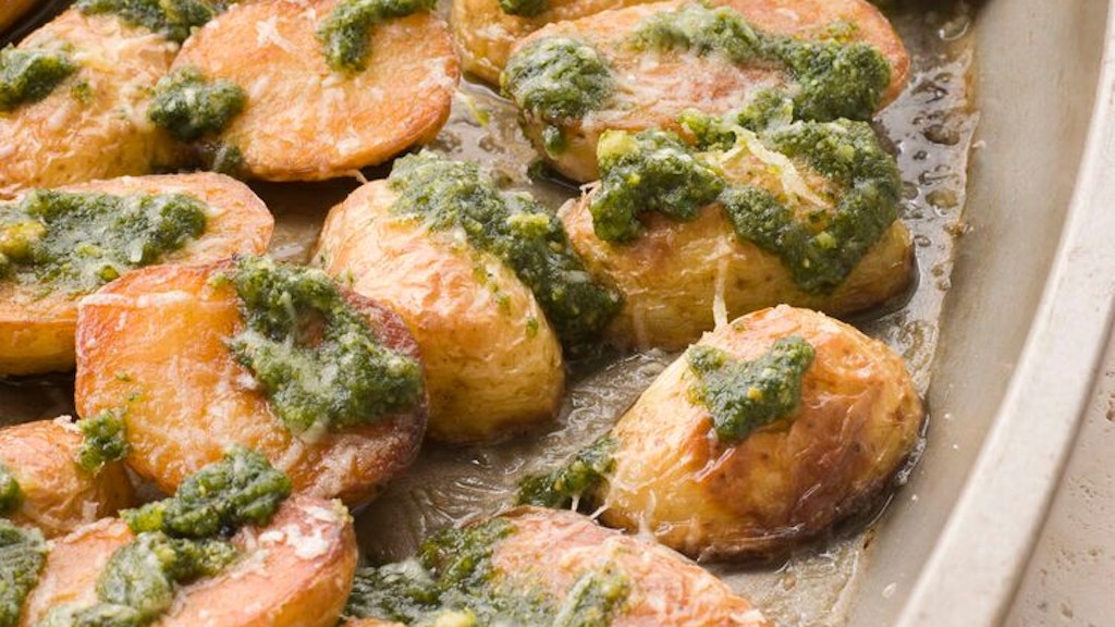 Die Parmesan-Kartoffeln kann man auch abwandeln, statt mit Butter werden die Drillinge mit grünem Pesto bestrichen und dann mit Parmesan bestreut.