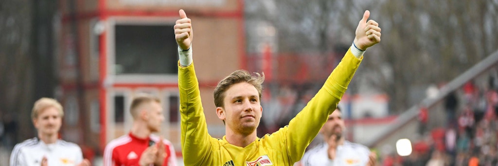 Musste von den Kollegen des 1. FC Union fast genötigt werden, einen Schritt auf die Fans zuzumachen, als diese ihn nach dem 2:0 gegen Eintracht Frankfurt lautstark feierten: Frederik Rönnow.