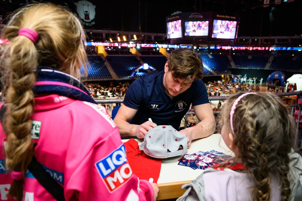 Autogramme für die Fans bei der Saisonabschlussfete der Eisbären Berlin - das war Leo Pföderls letzte Amtshandlung in Sachen Eishockey für diese Saison.