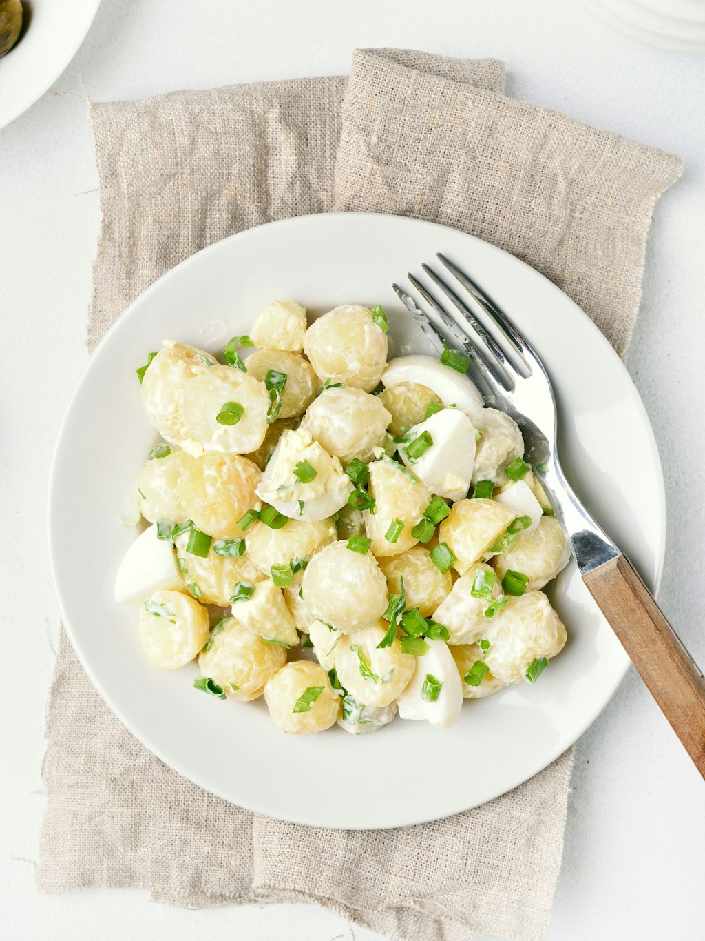 Was für ein tolles Rezept! Der leckere Kartoffelsalat mit Ei und Joghurt-Dressing ist einfach gemacht - und eine leichte Alternative zu fettigen Salaten mit Mayonnaise.