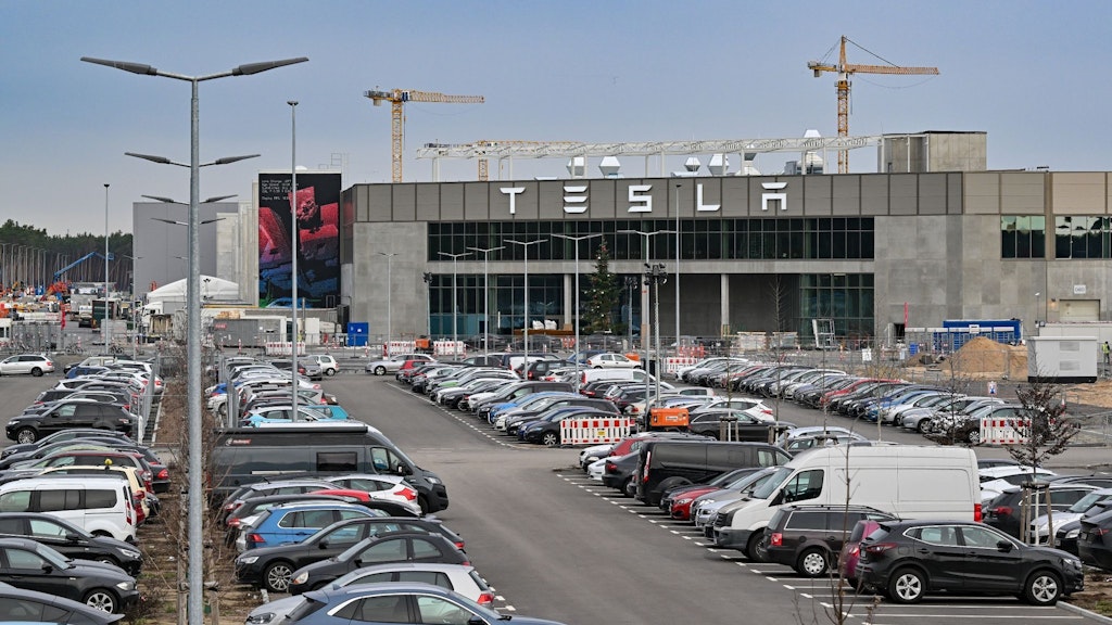 Das Werk der Tesla-Gigafactory in Grünheide bei Berlin. Die wenigsten Mitarbeiter können sich selbst einen Tesla leisten.