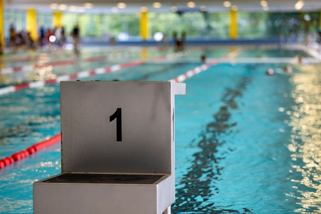 Das Schwimmbecken im Stadtbad Märkisches Viertel: Hier kann bald die Heizung wieder aufgedreht werden, damit die Wassertemperatur steigt.
