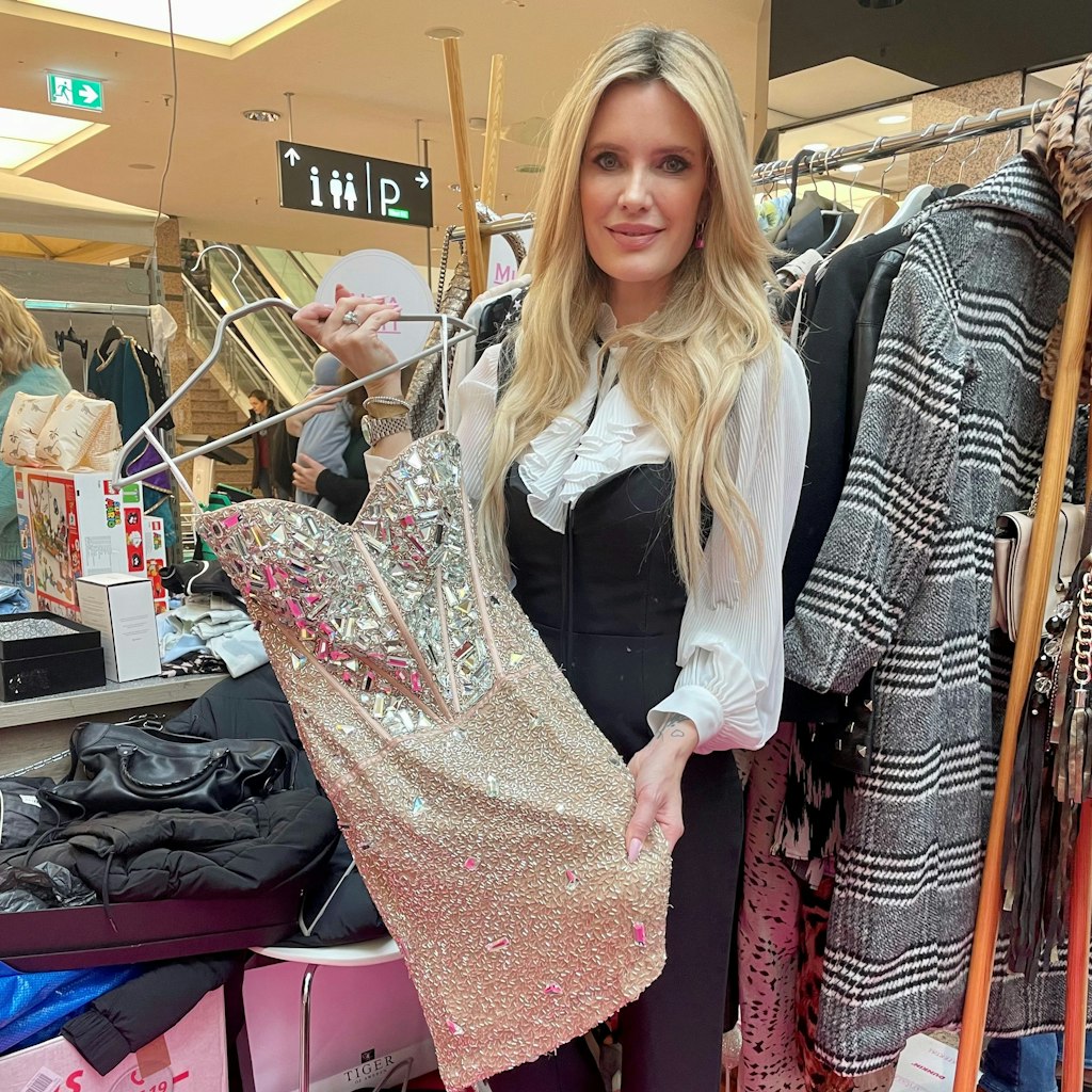 Mirja du Mont verkauft beim Charity-Flohmarkt ein Kleid, das sie in Dubai gekauft hat.