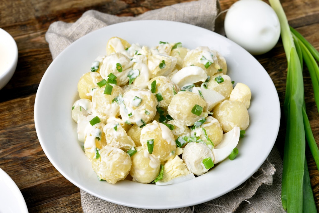 Einfach köstlich, dieses Rezept! Dieser Kartoffelsalat mit Ei ist genial im Sommer, wenn es draußen warm wird – aber er passt auch zum Abendessen.