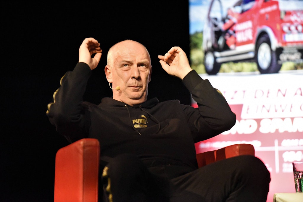 Mario Basler, bekannt für Geniestreiche auf dem Platz und derbe Sprüche abseits des Feldes, macht sich über den DFB-Kader von Bundestrainer Hansi Flick lustig. 