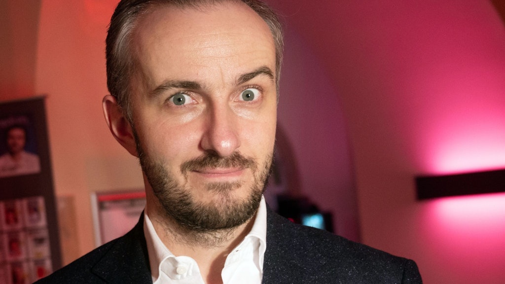 Der TV-Entertainer Jan Böhmermann wird für sein „ZDF Magazin Royale“ geehrt.