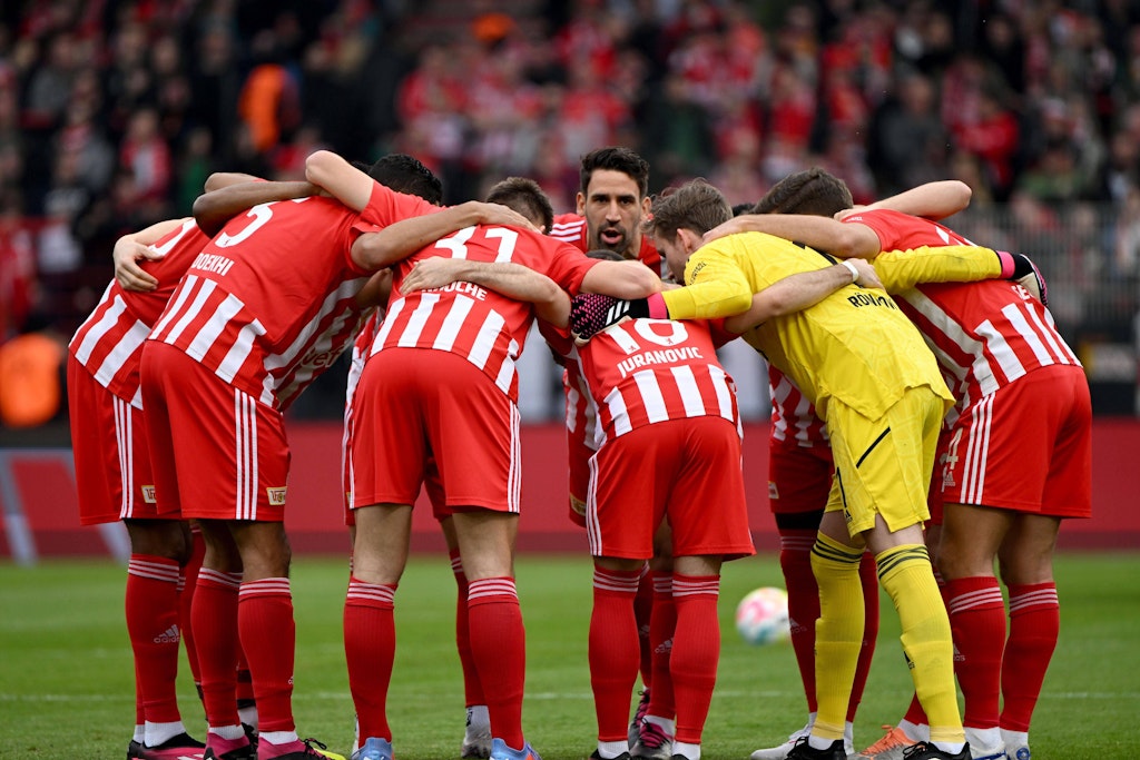 Elf Eiserne müsst ihr sein: Der 1. FC Union und Kapitän Rani Khedira (M.) spielen eine überragende Saison, wird zum Grenzverschieber in der Bundesliga. 