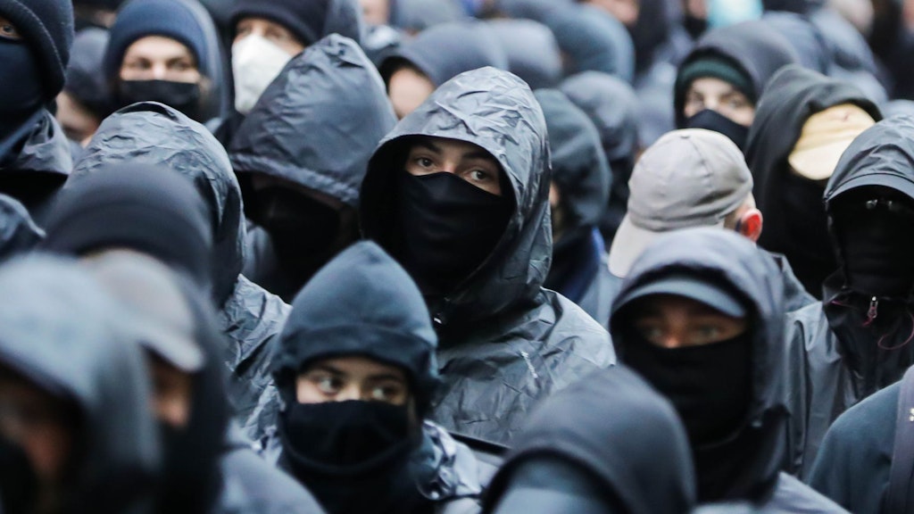 Vermummte Mai-Chaoten: Bei der Mai-Demonstration 2022 zieht der schwarze Block durch Neukölln.