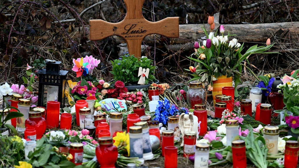 Der gewaltsame Tod der Zwölfjährigen am 11. März schockt viele Menschen. Nun fand die Trauerfeier statt.