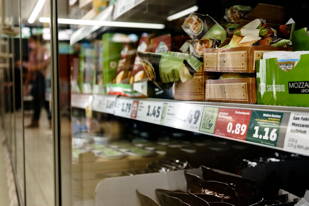 Öko-Produkte im Supermarkt sind beliebt, doch nicht immer entsprechen die Öko-Versprechen der Wahrheit.