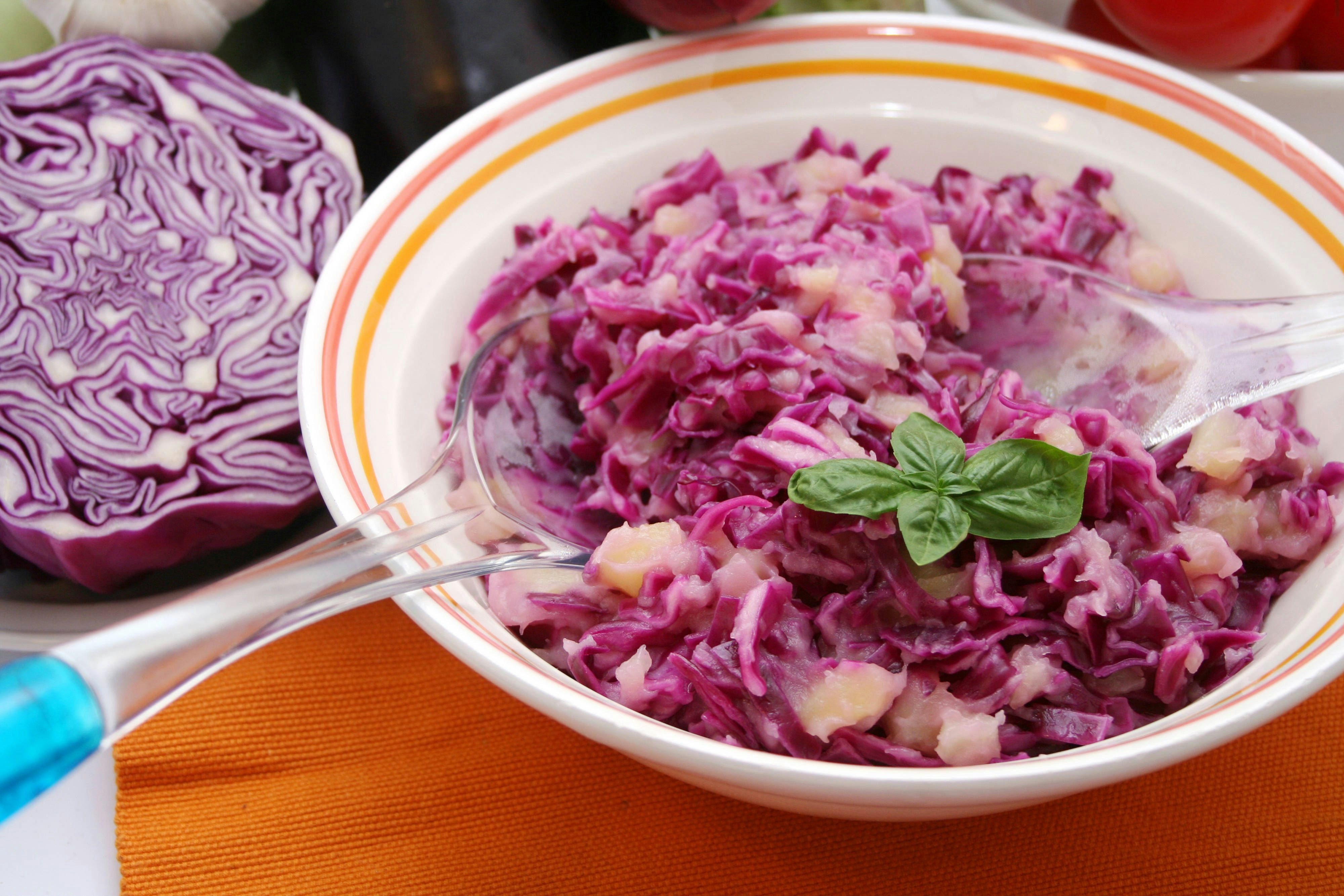 Irres Rezept für Rotkohlsalat mit Feta und Hähnchen: So gesund und ...