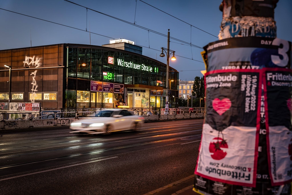 Kreuzberg-Friedrichshain, Warschauer Straße an der Warschauer Brücke am frühen Morgen Berlin. Der Bahnhof gilt als kriminalitätsbelastet. 
