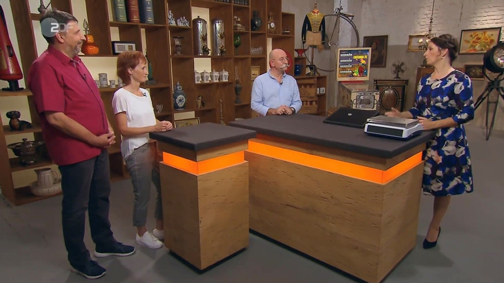 „Bares für Rares“-Expertin Wendela Horz ist begeistert von der schönen Brosche.