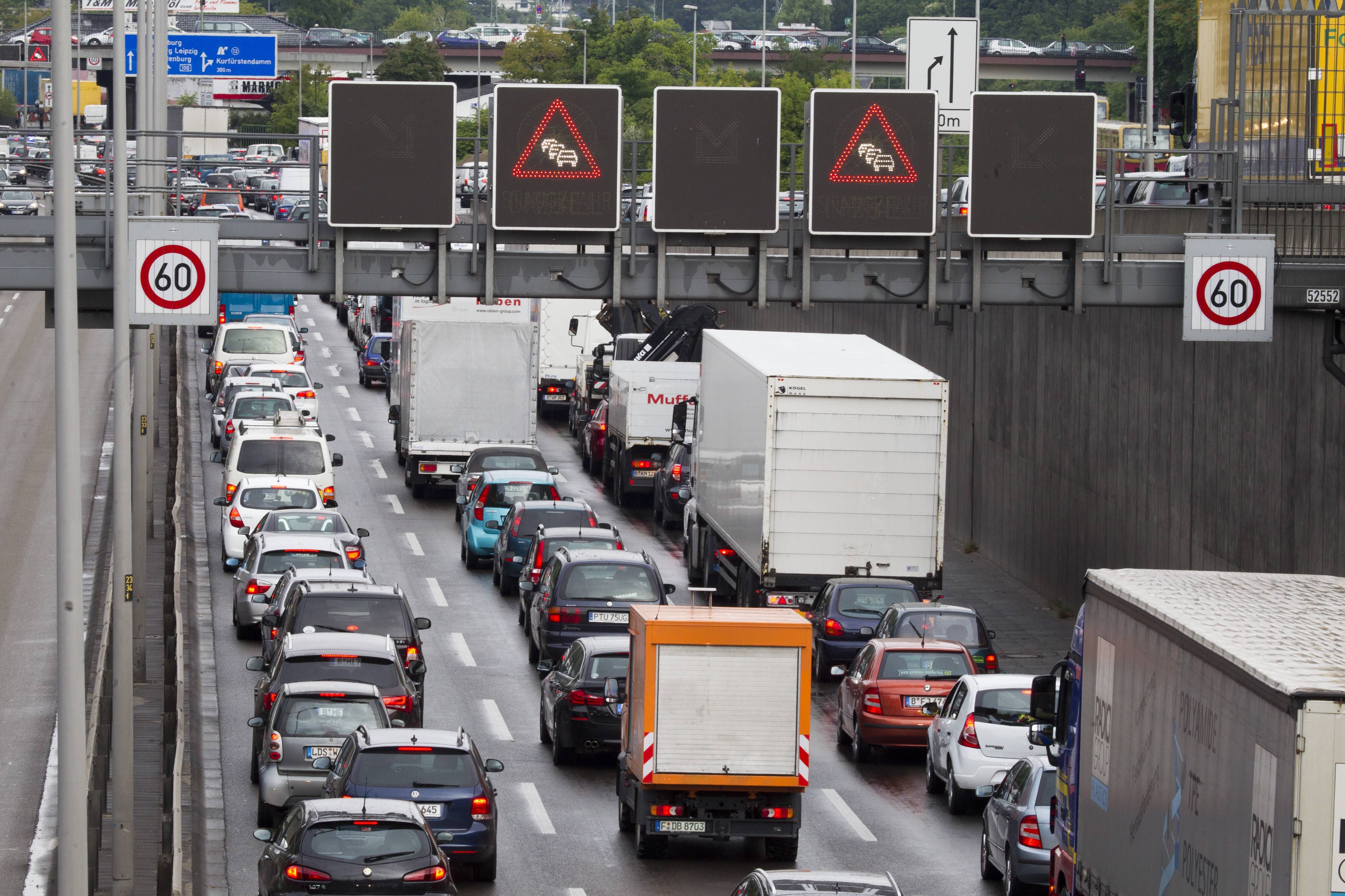 UPDATE: Vollsperrung Der A100! +++ Stau-Chaos Durch Brennenden PKW In ...