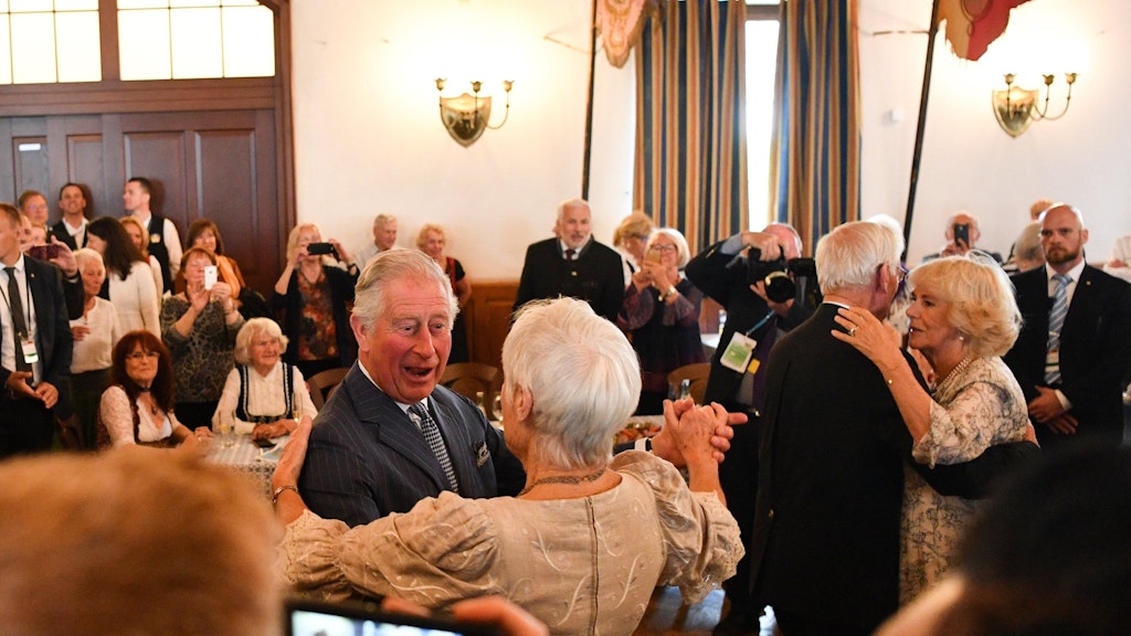 2019 tanzten Charles und Camilla beim Seniorentanz im Hofbräuhaus in München. Dieses Mal will der Tanzbegeisterte Motsi Mabuse zum Staatsbankett einladen. Charles und Camilla sollen große Fans der Sendung „Let's dance“ und „Strictly Come Dancing“ sein, bei denen sie in der Jury mitwirkt. 