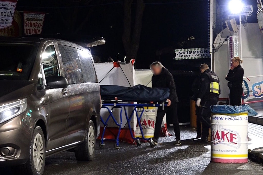 Münster: Ein Bestatter bringt den Toten mit einer Bahre in sein Fahrzeug. Ein 31 Jahre alter Mann ist nach einer Auseinandersetzung auf dem Send in Münster mit einem Messer niedergestochen worden und gestorben. 
