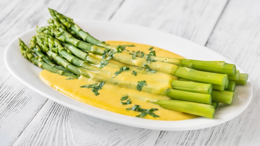 Auch zu anderen Gemüsesorten und grünem Spargel passt die Sauce Hollandaise nach diesem Rezept einfach wunderbar.