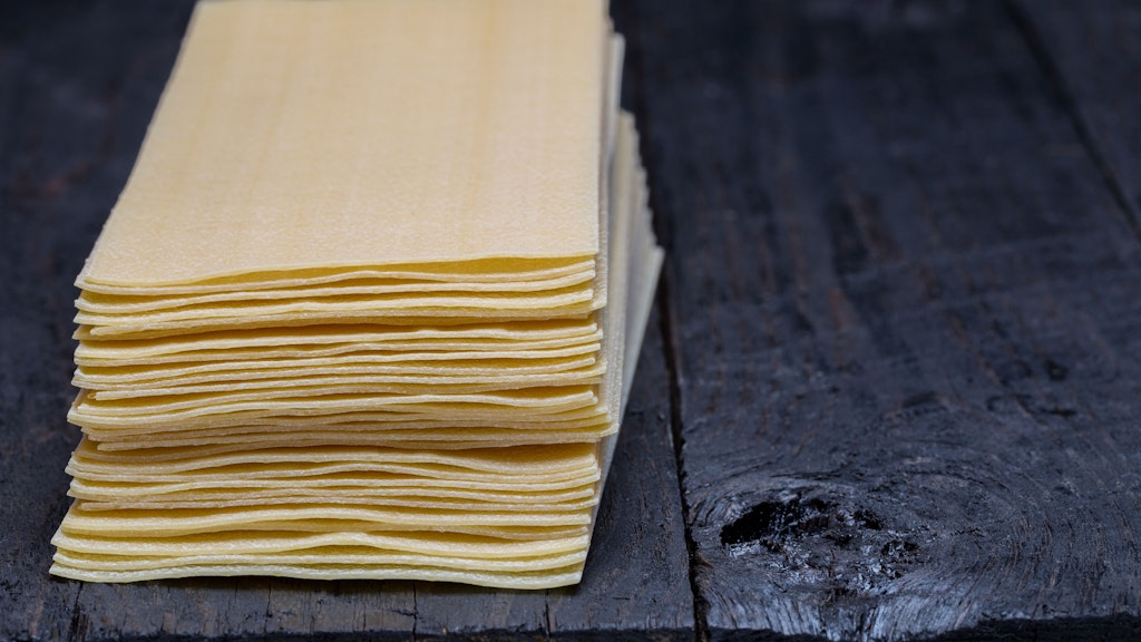 Die Lasagne-Platten werden zerbrochen und kommen dann in die Lasagne-Suppe.