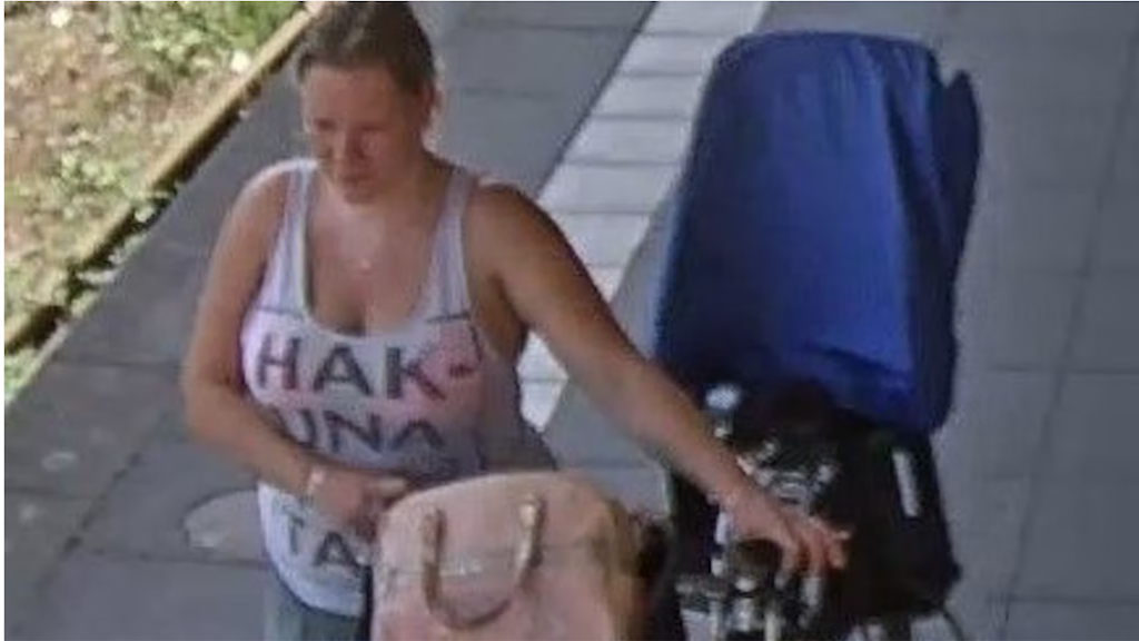 Bianca S. schiebt ihr Fahrrad auf einem Bahnsteig. Mit dem Foto einer Überwachungskamera wurde nach der Frau gesucht.