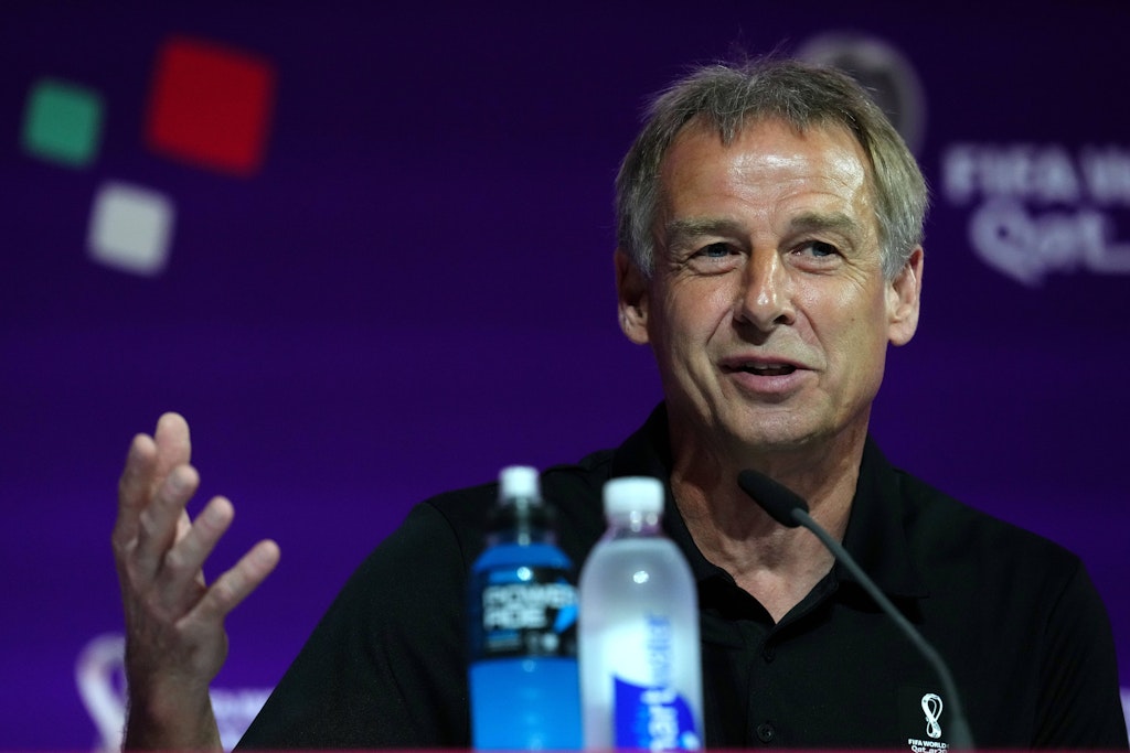 Jürgen Klinsmann (58) klopft in Südkorea wieder Sprüche und sprach auch über seinen kuriosen Facebook-Rücktritt bei Hertha BSC.