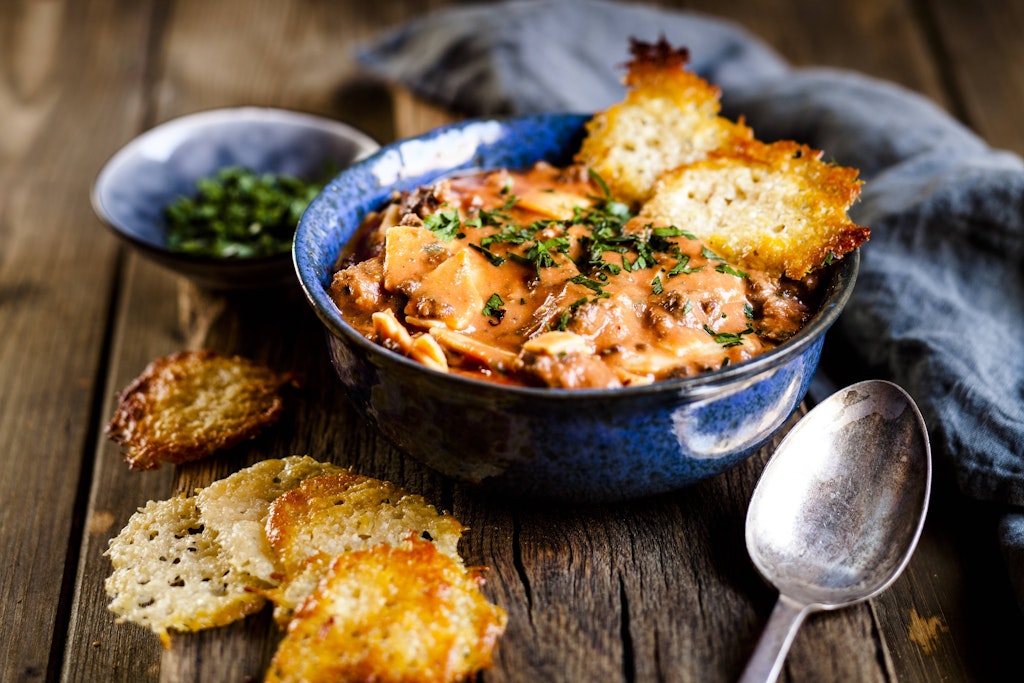 Die leckere Lasagne-Suppe eignet sich perfekt zum Mitnahmen oder für Partys.