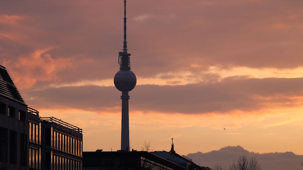  Der Fernsehturm ist mit 365 Meter Höhe der Riese in Berlin. In der Morgendämmerung ist er besonders schön. 