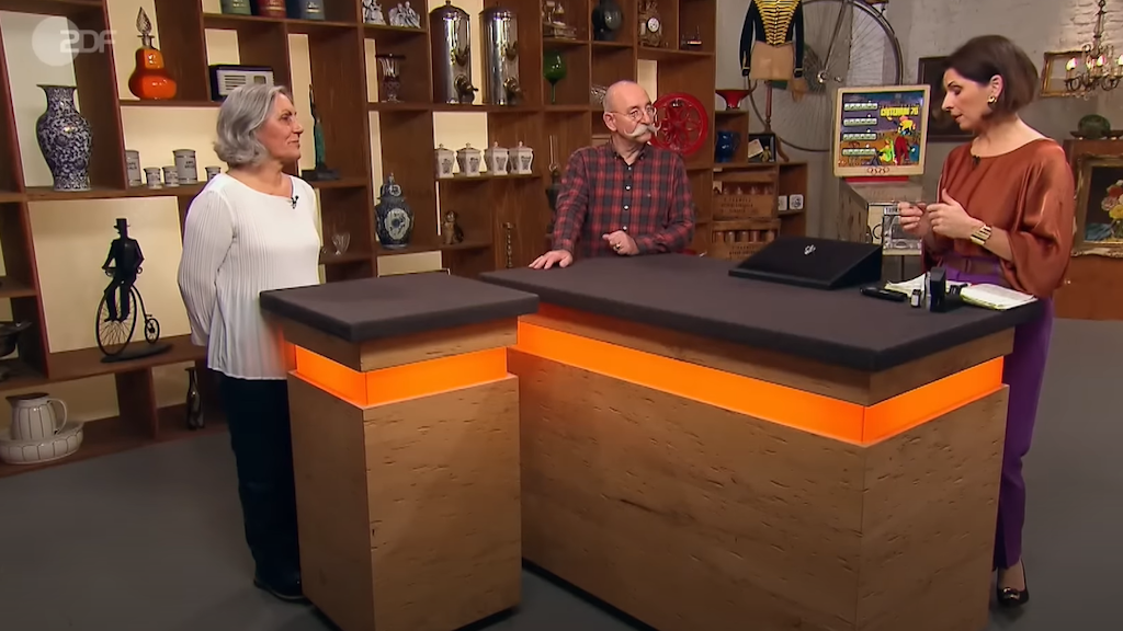 „Bares für Rares“-Expertin Wendela Horz ist schwer begeistert von der Brosche und dem Saphir.