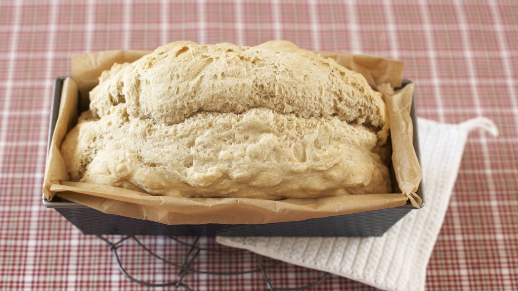 Das Toastbrot wird bei hoher Temperatur in einer Kastenform gebacken.
