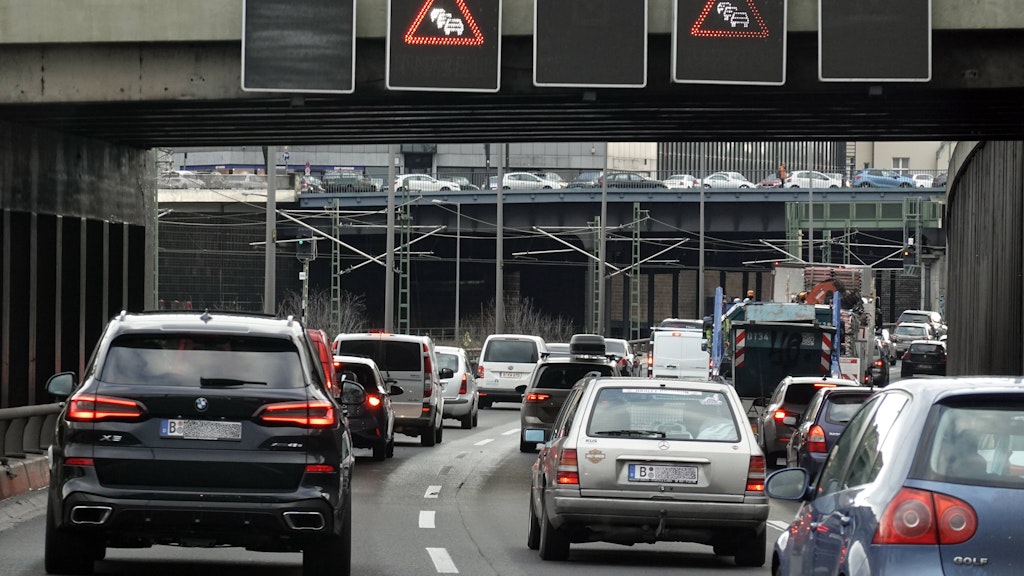 Auf den Autobahnen könnte es während des Mega-Streiks am Montag voll werden, da viele Pendler aus Brandenburg mit dem Auto nach Berlin zur Arbeit fahren werden.