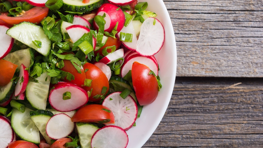 Der Fettverbrenner-Salat mit Gurke und Radieschen ist extrem gesund. Da dürfen Sie ruhig öfter zugreifen.