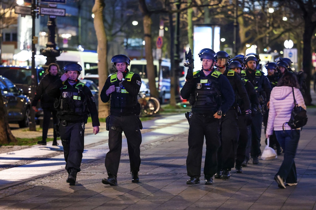  Polizei ist in Berlin-Charlottenburg im Einsatz. Bei Schüssen in der Dahlmannstraße sind mindestens zwei Menschen verletzt worden. Wie die Polizei bei Twitter mitteilte, kamen die Verletzten ins Krankenhaus. Ein oder mehrere Verdächtige sollen geflüchtet sein. Die Polizei war mit einem Großaufgebot vor Ort. 