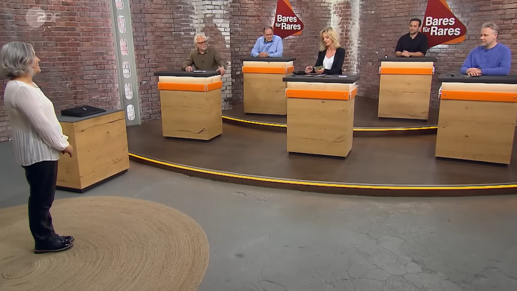 „Bares für Rares“-Händlerin Susanne Steiger kauft die Brosche für 6500 Euro.