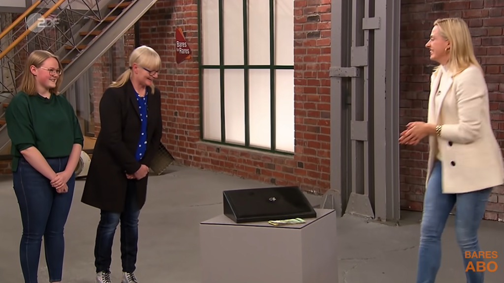 Lisa Nüdling kauft den wertvollen Ring mit Saphir bei „Bares für Rares“.